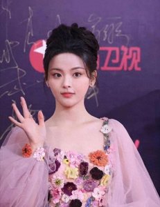 ​女星红毯造型：超越土味满满，万茜深V礼服惊艳，李小冉自带滤镜