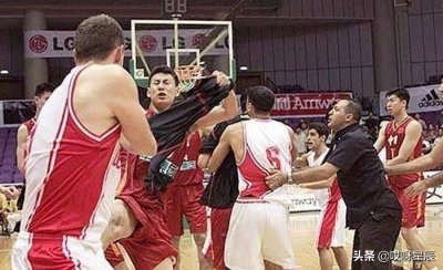 ​中国男篮3大打架名场面，朱芳雨一战成名，血性李楠从未被超越