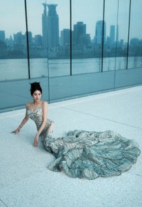 ​名模、陈浩民太太蒋丽莎身穿半透视美人鱼长裙，勾勒出窈窕的曲线