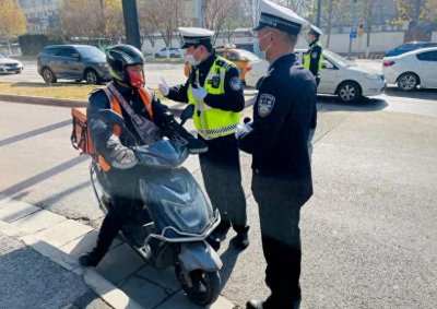 ​4月起，电动车上路有新规，符合“3禁2不要”要求，不查不扣不罚