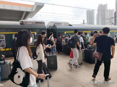 ​5月2日，k1348绿皮火车“加厢”行驶，载着1700名工友飞奔回西安