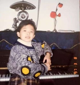 ​当年主持人问许嵩为什么选择签约海蝶音乐他的回答让人出乎预料