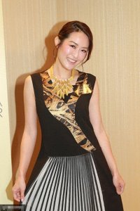 ​她是香港知名主持、王祖蓝好友，感情不顺，曾遭男友劈腿前辈谈心