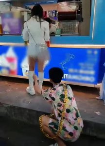 ​4000万粉丝网红再惹众怒！祁天道低俗直播翻车，竹签戳人臀部？