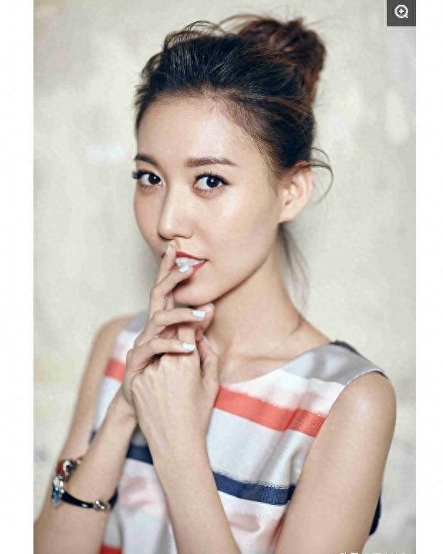 明星高露，娱乐圈影视演员，笑容甜美，被誉为“翻版高圆圆”