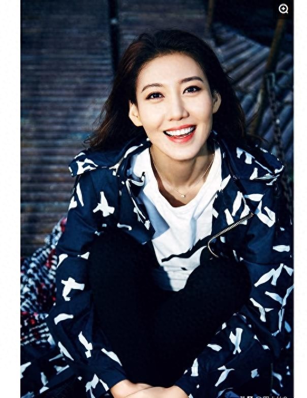 明星高露，娱乐圈影视演员，笑容甜美，被誉为“翻版高圆圆”