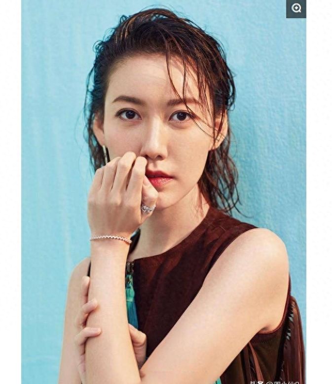 明星高露，娱乐圈影视演员，笑容甜美，被誉为“翻版高圆圆”