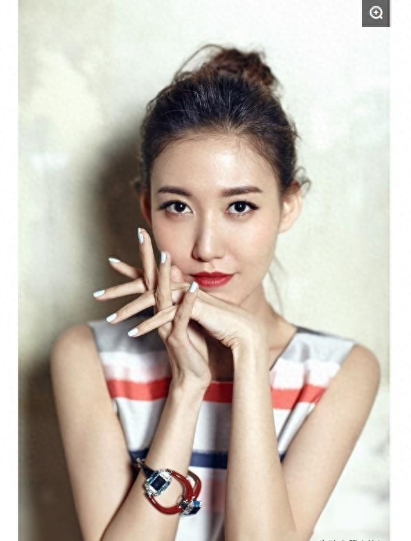 明星高露，娱乐圈影视演员，笑容甜美，被誉为“翻版高圆圆”