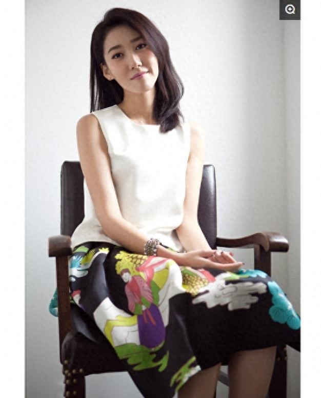 明星高露，娱乐圈影视演员，笑容甜美，被誉为“翻版高圆圆”