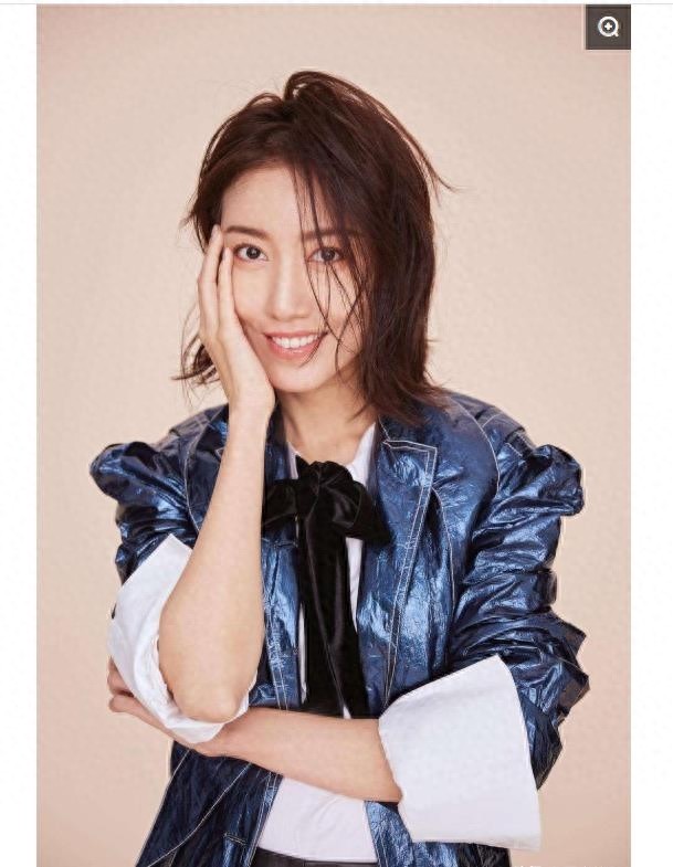 明星高露，娱乐圈影视演员，笑容甜美，被誉为“翻版高圆圆”