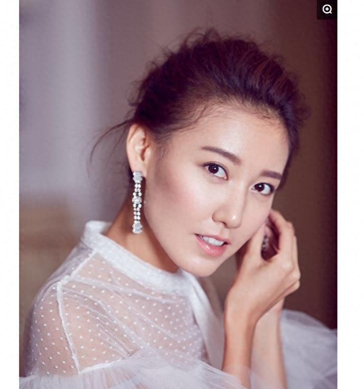 明星高露，娱乐圈影视演员，笑容甜美，被誉为“翻版高圆圆”