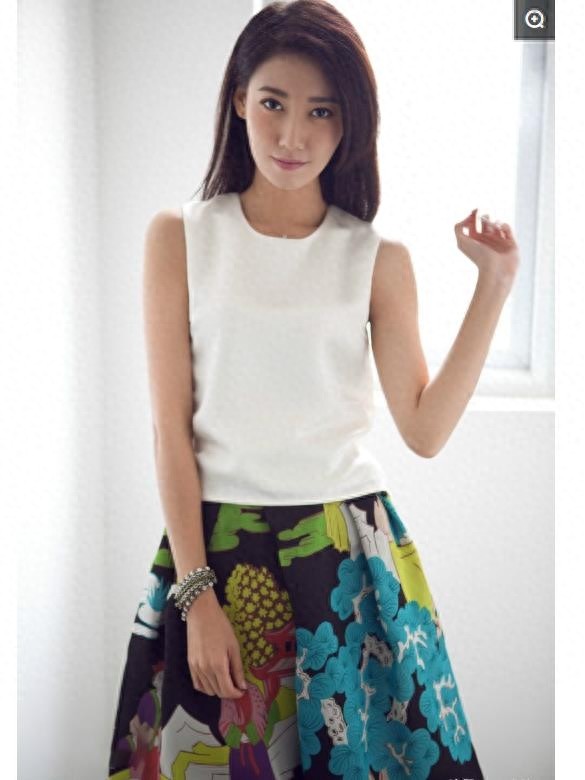 明星高露，娱乐圈影视演员，笑容甜美，被誉为“翻版高圆圆”