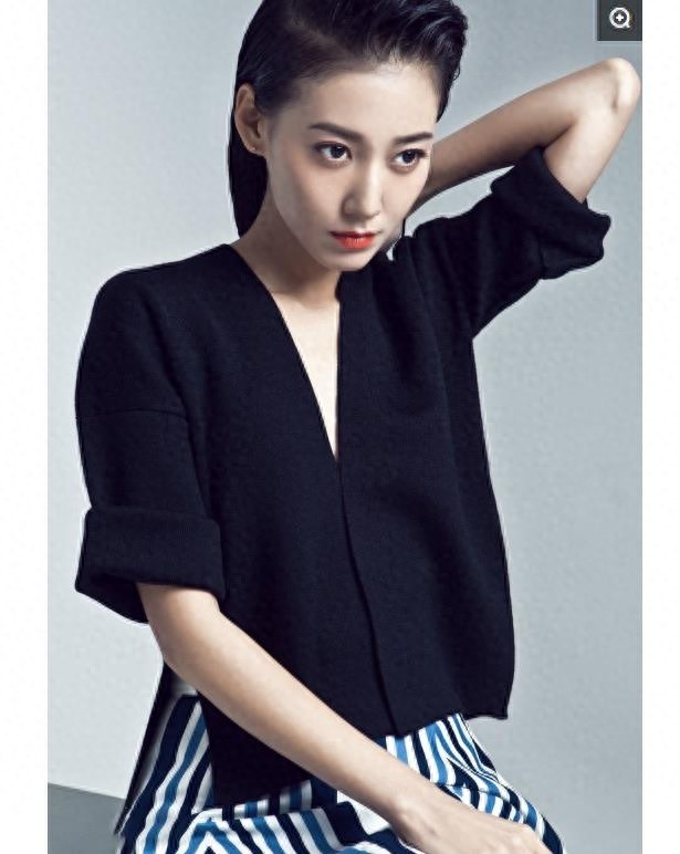 明星高露，娱乐圈影视演员，笑容甜美，被誉为“翻版高圆圆”