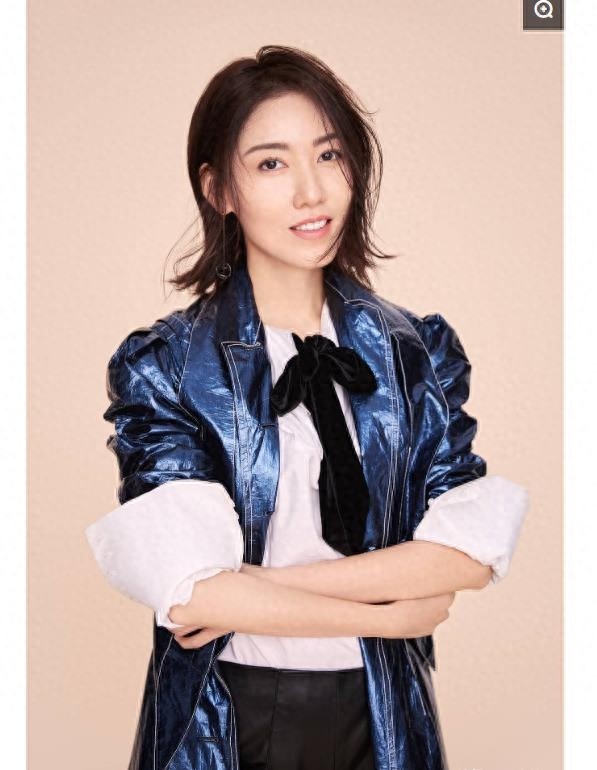 明星高露，娱乐圈影视演员，笑容甜美，被誉为“翻版高圆圆”