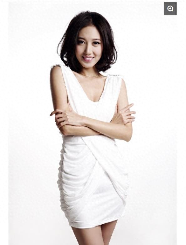 明星高露，娱乐圈影视演员，笑容甜美，被誉为“翻版高圆圆”