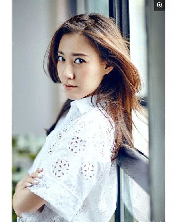 明星高露，娱乐圈影视演员，笑容甜美，被誉为“翻版高圆圆”