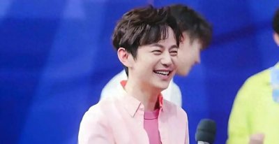 ​有这样一位主持人，被大家亲切地称为“何老师”的何炅