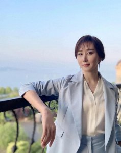 ​胡静是不是做医美了，她的脸也太紧致了感觉像刚成年的肤质！