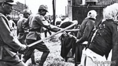 ​让人怒不可遏的日军侵华照片：男子被日军砍头而死，妇女蒙眼带走