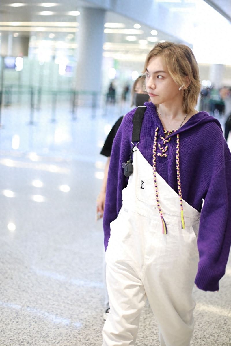 周锐顶一头金发现身机场秒变“漫撕男”，皮肤白皙侧脸颜值抗打