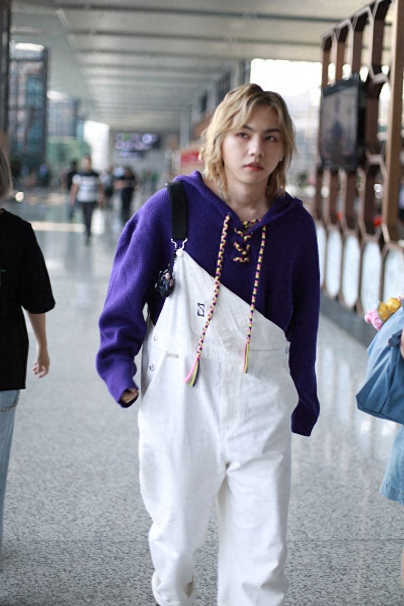 周锐顶一头金发现身机场秒变“漫撕男”，皮肤白皙侧脸颜值抗打