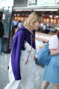 ​周锐顶一头金发现身机场秒变“漫撕男”，皮肤白皙侧脸颜值抗打