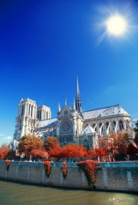 ​巴黎圣母院：哥特式建筑的璀璨明珠