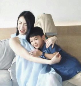 ​黄圣依晒小儿子，网友却被大儿子安迪的变化惊到