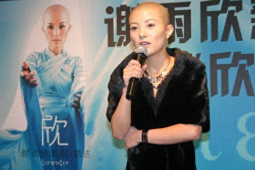 她两次登上春晚，红过徐静蕾，两次婚姻皆失败，如今已被人淡忘