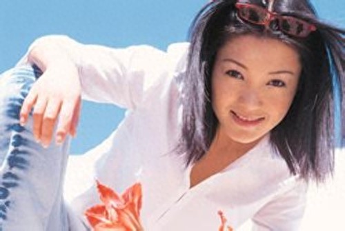 她两次登上春晚，红过徐静蕾，两次婚姻皆失败，如今已被人淡忘