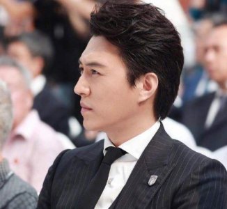 靳东罕晒两儿子合影，以古文为孩子庆生，兄弟俩背影可爱长腿瞩目