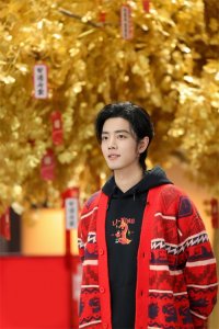 ​肖战魅力无法挡！新照红色毛衣帅气可爱，祝福满满送给你！