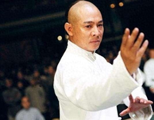 丁岚曾追求李连杰被拒绝,后来奔波忙事业,现在56岁成为商界精英