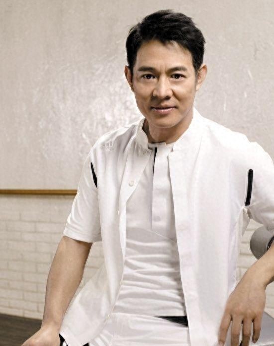 丁岚曾追求李连杰被拒绝,后来奔波忙事业,现在56岁成为商界精英