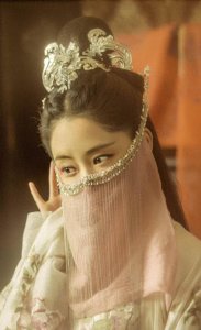 ​演了十年高中生的谭松韵，终于开始显老了，已经没有什么少女感