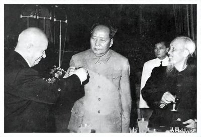 ​什么原因让伟人有感而发，随即挥毫一笔。