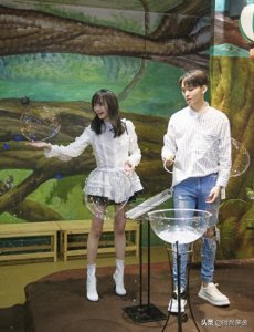 ​郑爽恋爱后更少女，与男友情侣装配一脸，张恒穿紧身裤遭吐槽