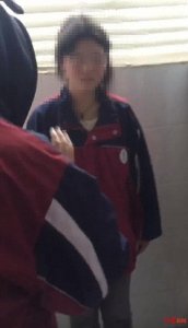 ​校园暴力事件曝光：女生厕所内遭多名同学暴力欺凌，警方迅速介入
