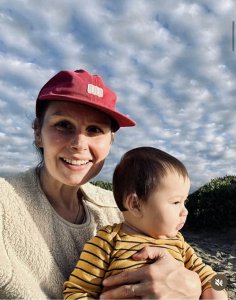 ​郑佩佩儿媳妇春节自曝患乳癌，晒母子合照百感交集，儿子年仅半岁