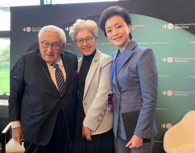 ​杨澜出席活动，灰蓝色西装职业气息浓郁，51岁散发成熟魅力