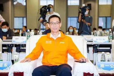 ​55岁施一公身体力行参加马拉松，面容瘦削却很精神，网友对此点赞