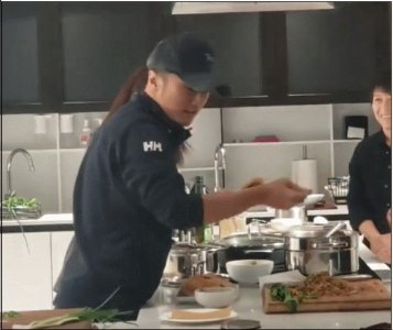 ​39岁谢霆锋大秀厨艺，烹饪美食引路人围观，自制肉夹馍外形奇特