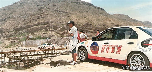 柯受良飞越黄河照片：他被誉为亚洲第一飞人，图6是汽车飞越瞬间