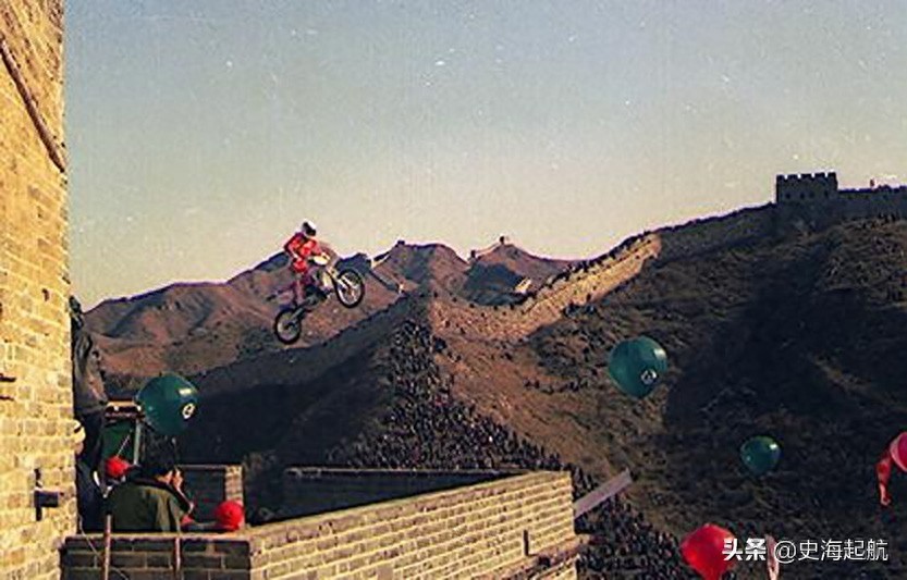 柯受良飞越黄河照片：他被誉为亚洲第一飞人，图6是汽车飞越瞬间