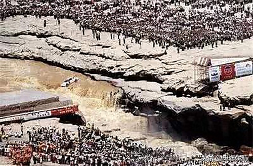 柯受良飞越黄河照片：他被誉为亚洲第一飞人，图6是汽车飞越瞬间