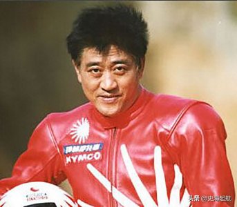 ​柯受良飞越黄河照片：他被誉为亚洲第一飞人，图6是汽车飞越瞬间