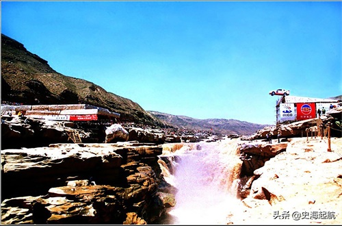 柯受良飞越黄河照片：他被誉为亚洲第一飞人，图6是汽车飞越瞬间