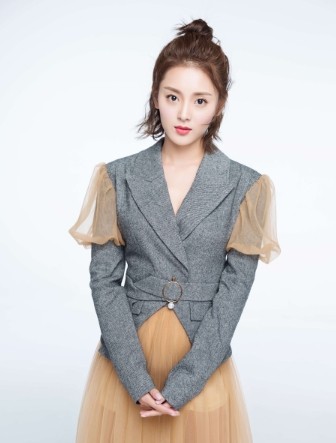 小刘佳笑容甜美气质，纯情大方的女性魅力，清纯可人让人眼前一亮