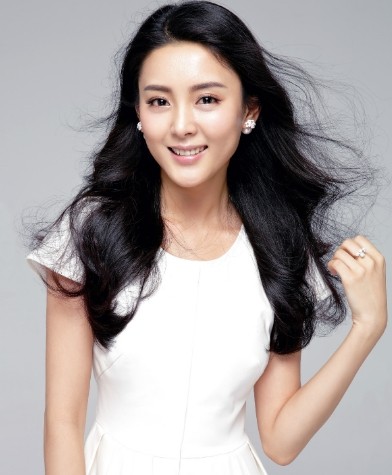 小刘佳笑容甜美气质，纯情大方的女性魅力，清纯可人让人眼前一亮