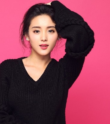 小刘佳笑容甜美气质，纯情大方的女性魅力，清纯可人让人眼前一亮